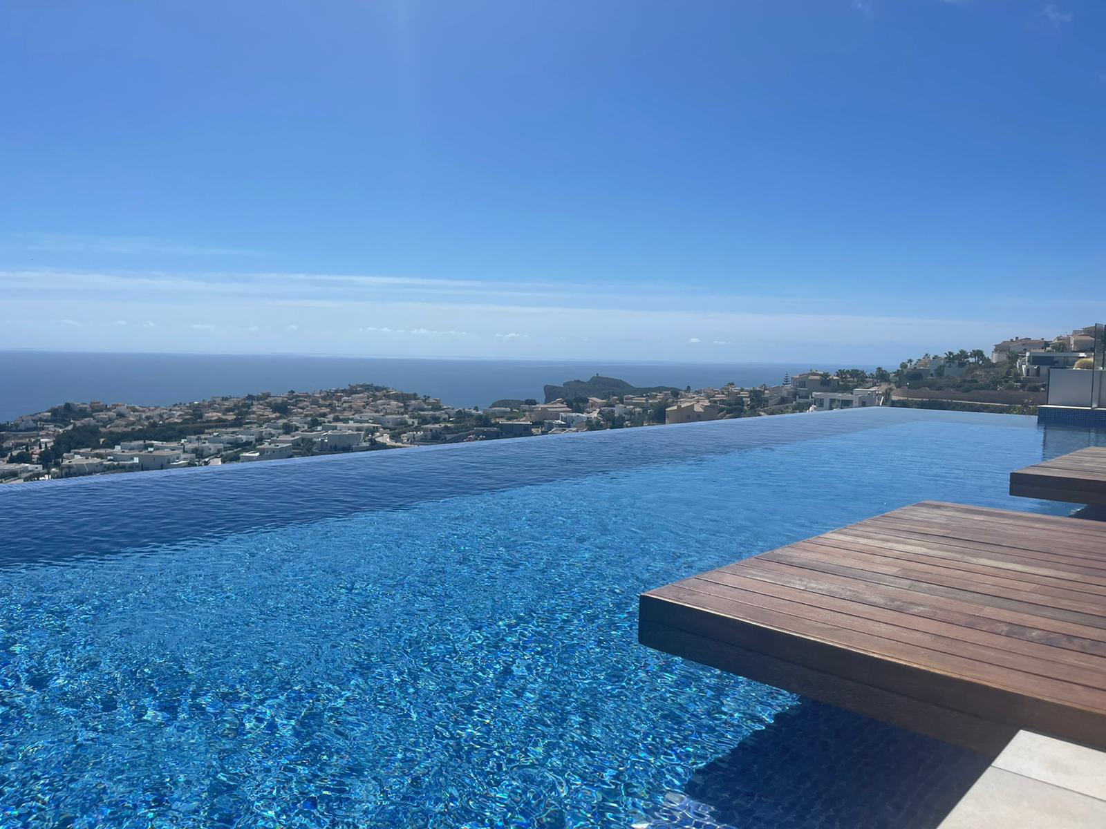 Meravellós apartament de tres dormitoris amb vistes panoràmiques obertes al mar.
