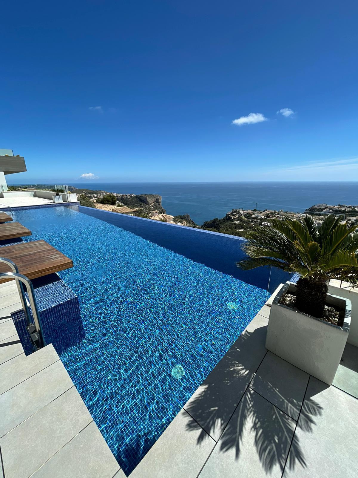 Meravellós apartament de tres dormitoris amb vistes panoràmiques obertes al mar.