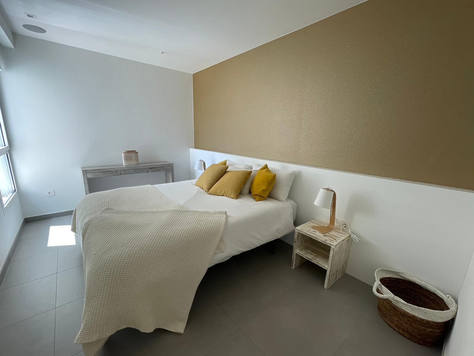 Meravellós apartament de tres dormitoris amb vistes panoràmiques obertes al mar.