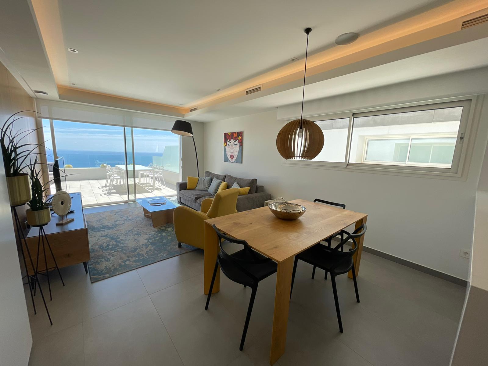 Meravellós apartament de tres dormitoris amb vistes panoràmiques obertes al mar.