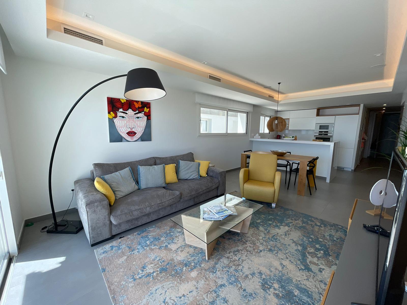 Meravellós apartament de tres dormitoris amb vistes panoràmiques obertes al mar.