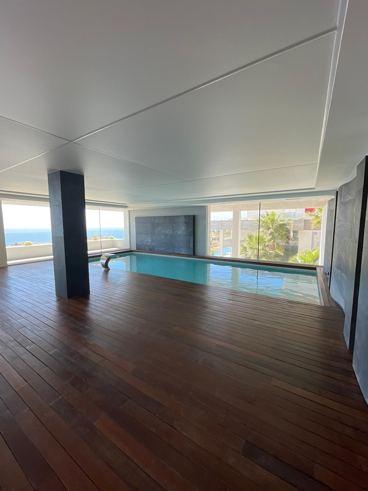 Meravellós apartament de tres dormitoris amb vistes panoràmiques obertes al mar.