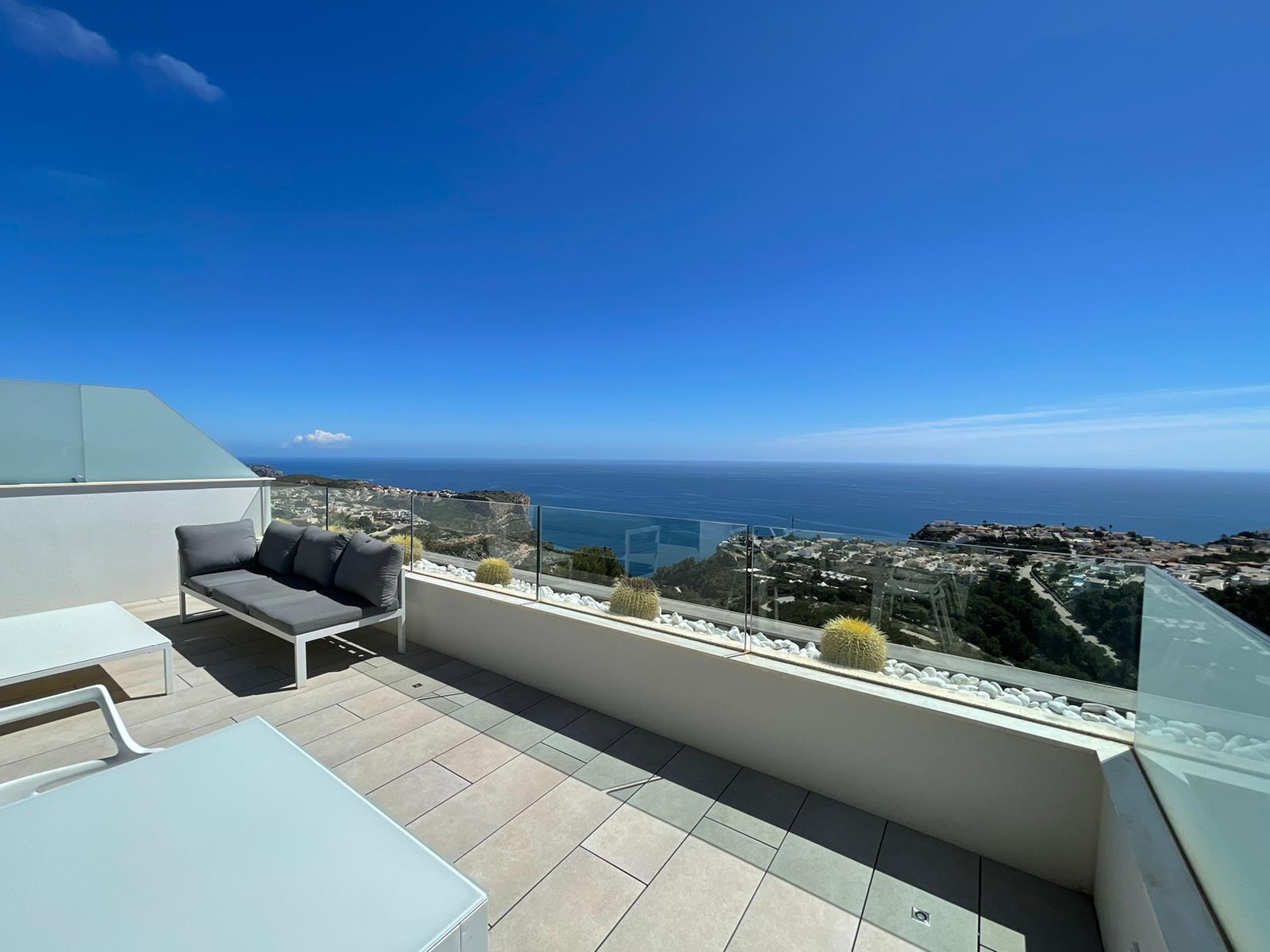 Meravellós apartament de tres dormitoris amb vistes panoràmiques obertes al mar.