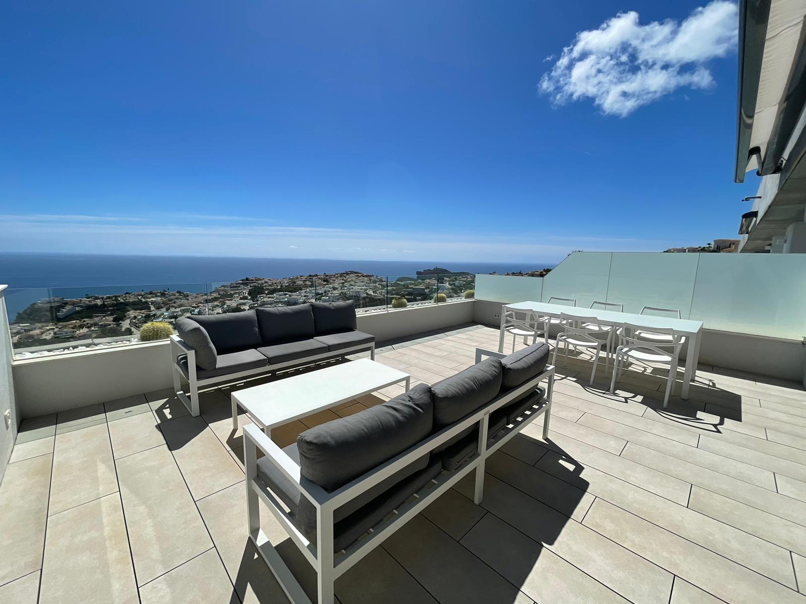 Meravellós apartament de tres dormitoris amb vistes panoràmiques obertes al mar.