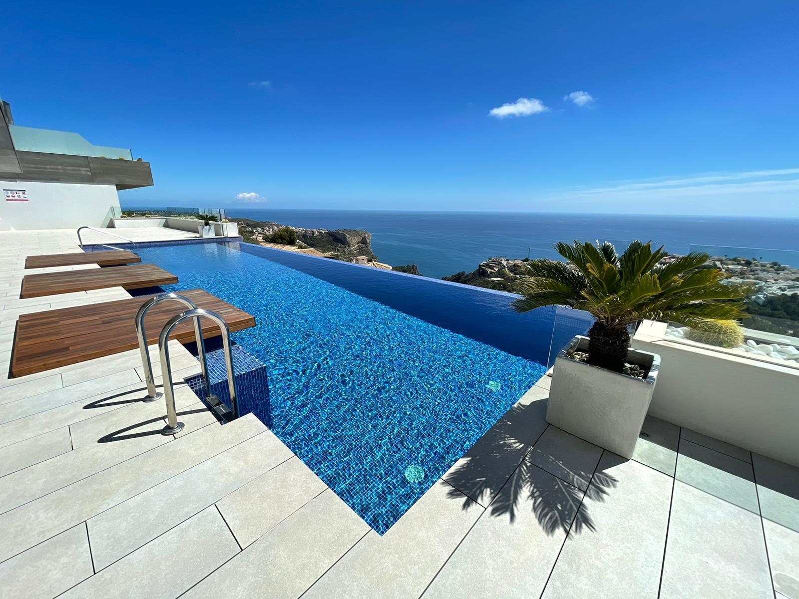 Meravellós apartament de tres dormitoris amb vistes panoràmiques obertes al mar.
