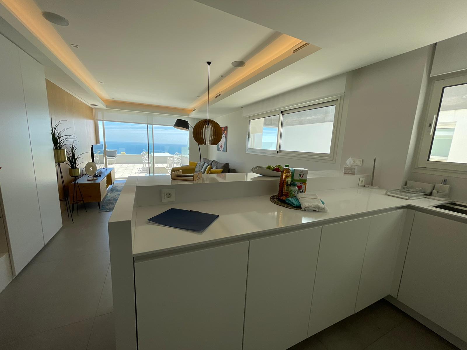 Meravellós apartament de tres dormitoris amb vistes panoràmiques obertes al mar.