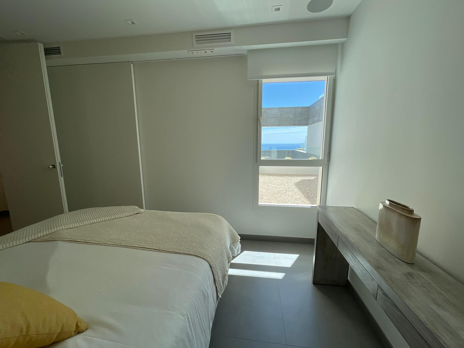Meravellós apartament de tres dormitoris amb vistes panoràmiques obertes al mar.