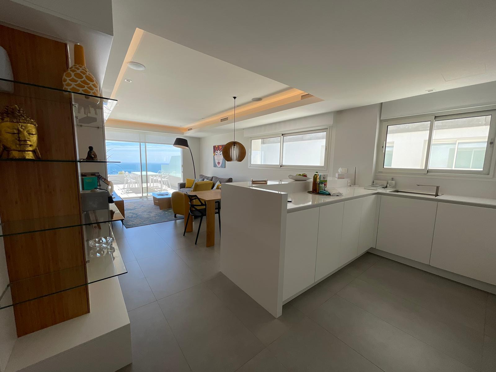 Meravellós apartament de tres dormitoris amb vistes panoràmiques obertes al mar.