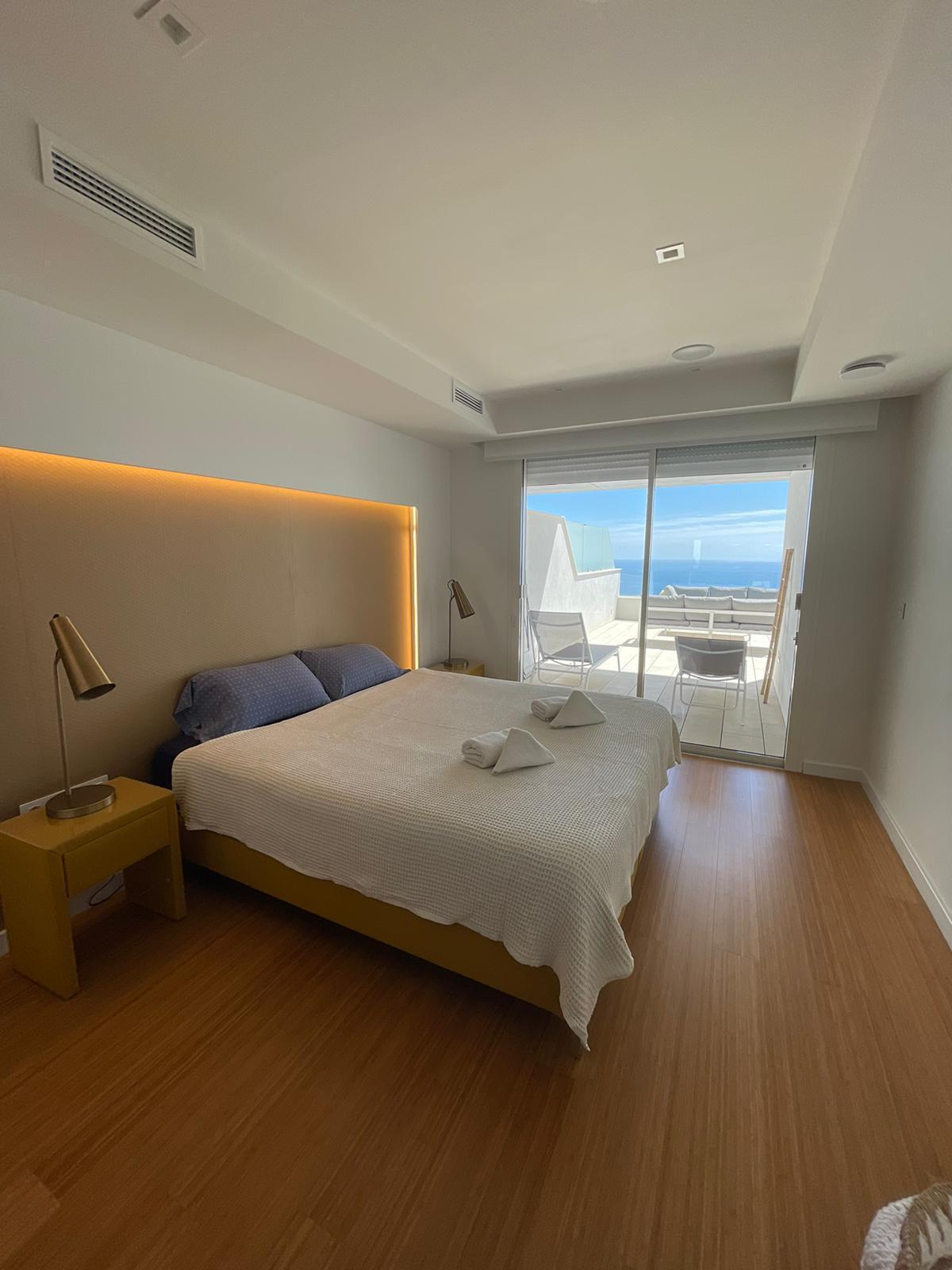 Meravellós apartament de tres dormitoris amb vistes panoràmiques obertes al mar.