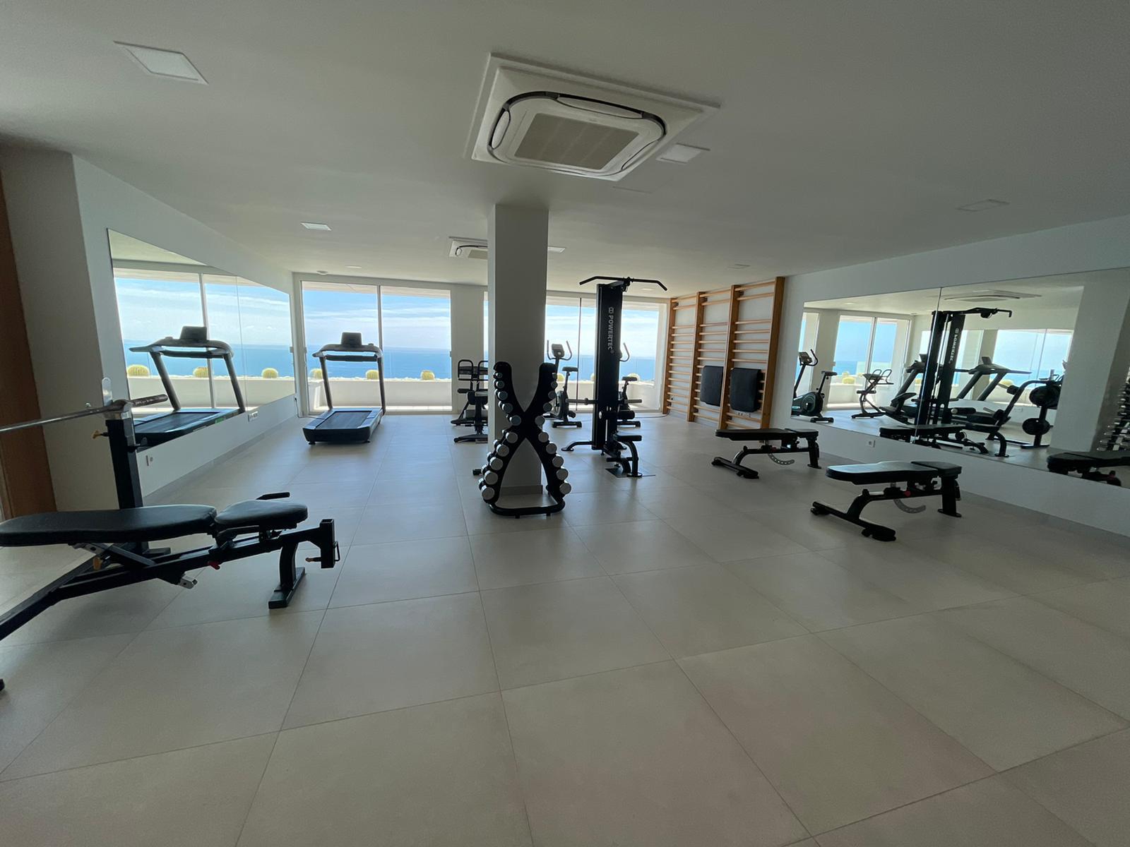 Meravellós apartament de tres dormitoris amb vistes panoràmiques obertes al mar.