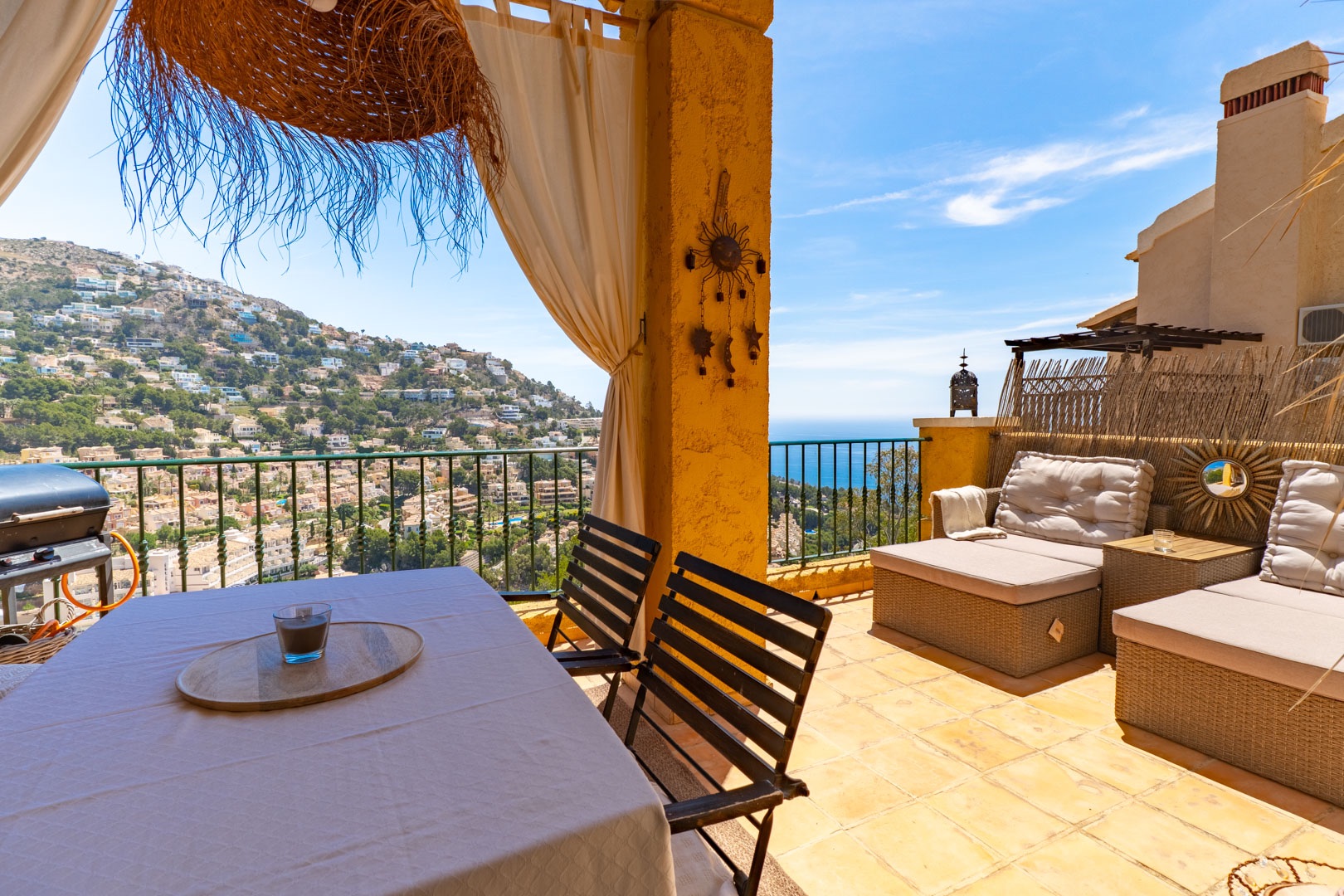 Una impressionant casa adossada de 2 habitacions amb vistes panoràmiques al mar impresionants en venda a Altea Hills.