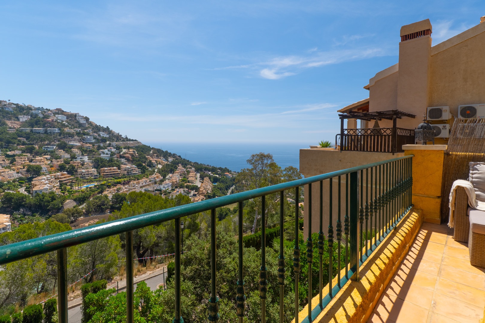 Una impressionant casa adossada de 2 habitacions amb vistes panoràmiques al mar impresionants en venda a Altea Hills.