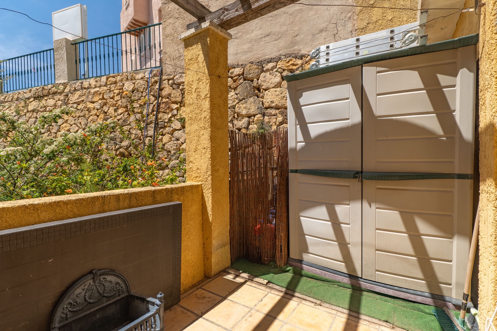 Una impressionant casa adossada de 2 habitacions amb vistes panoràmiques al mar impresionants en venda a Altea Hills.