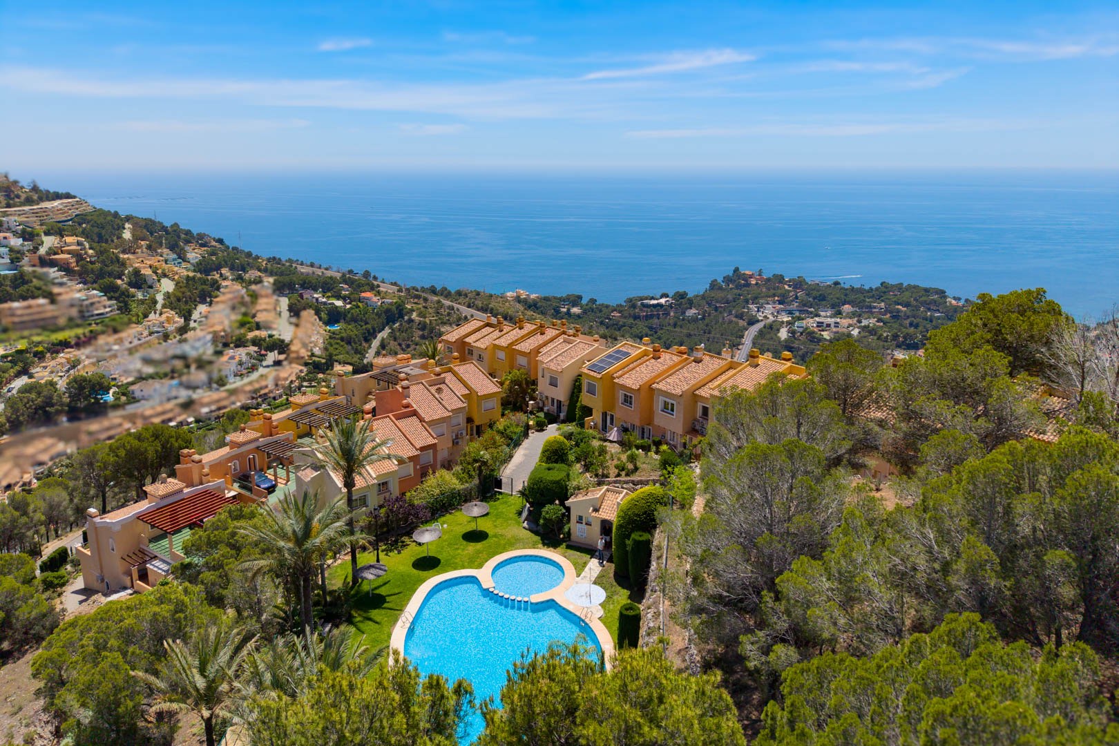 Una impressionant casa adossada de 2 habitacions amb vistes panoràmiques al mar impresionants en venda a Altea Hills.