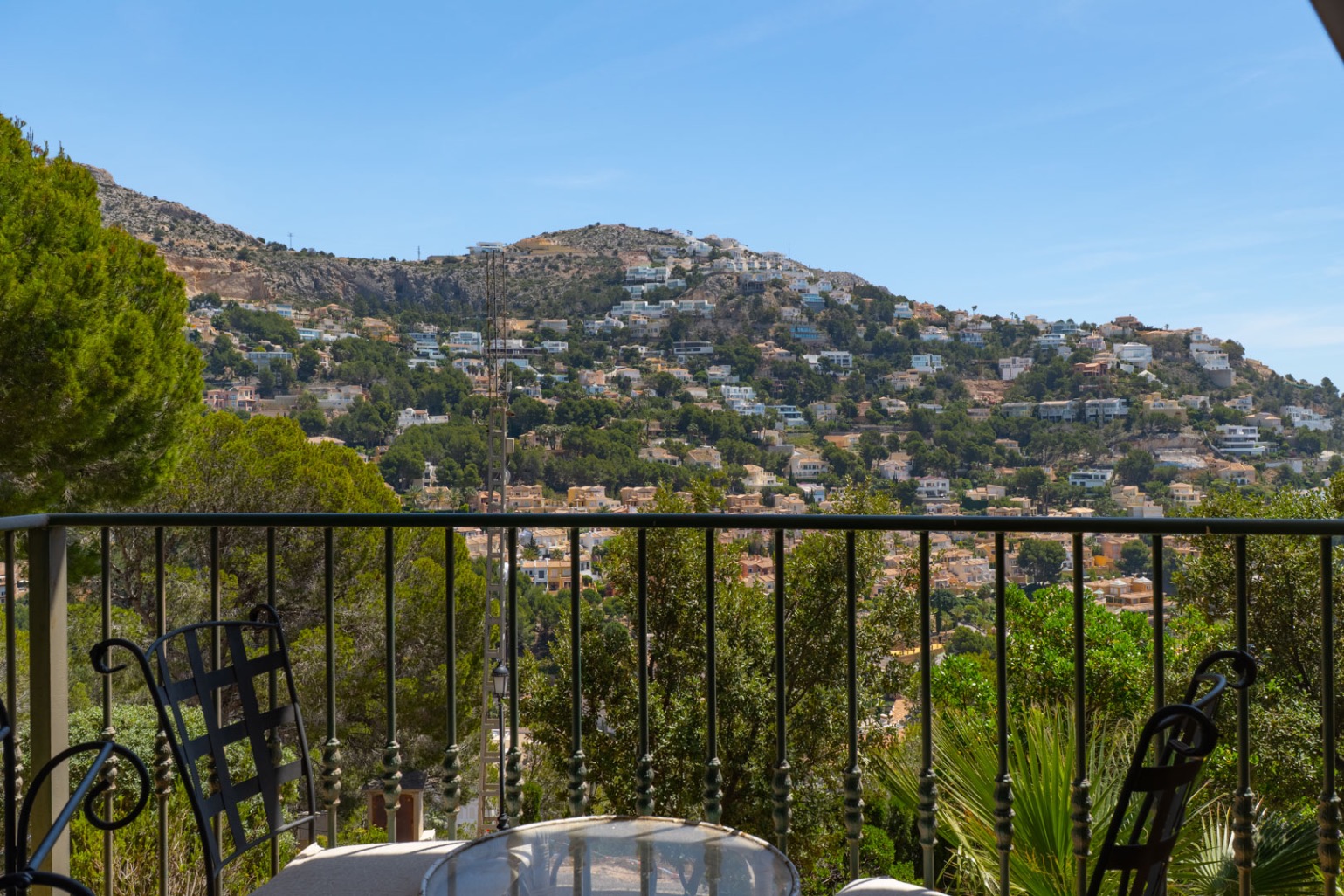 Una impressionant casa adossada de 2 habitacions amb vistes panoràmiques al mar impresionants en venda a Altea Hills.