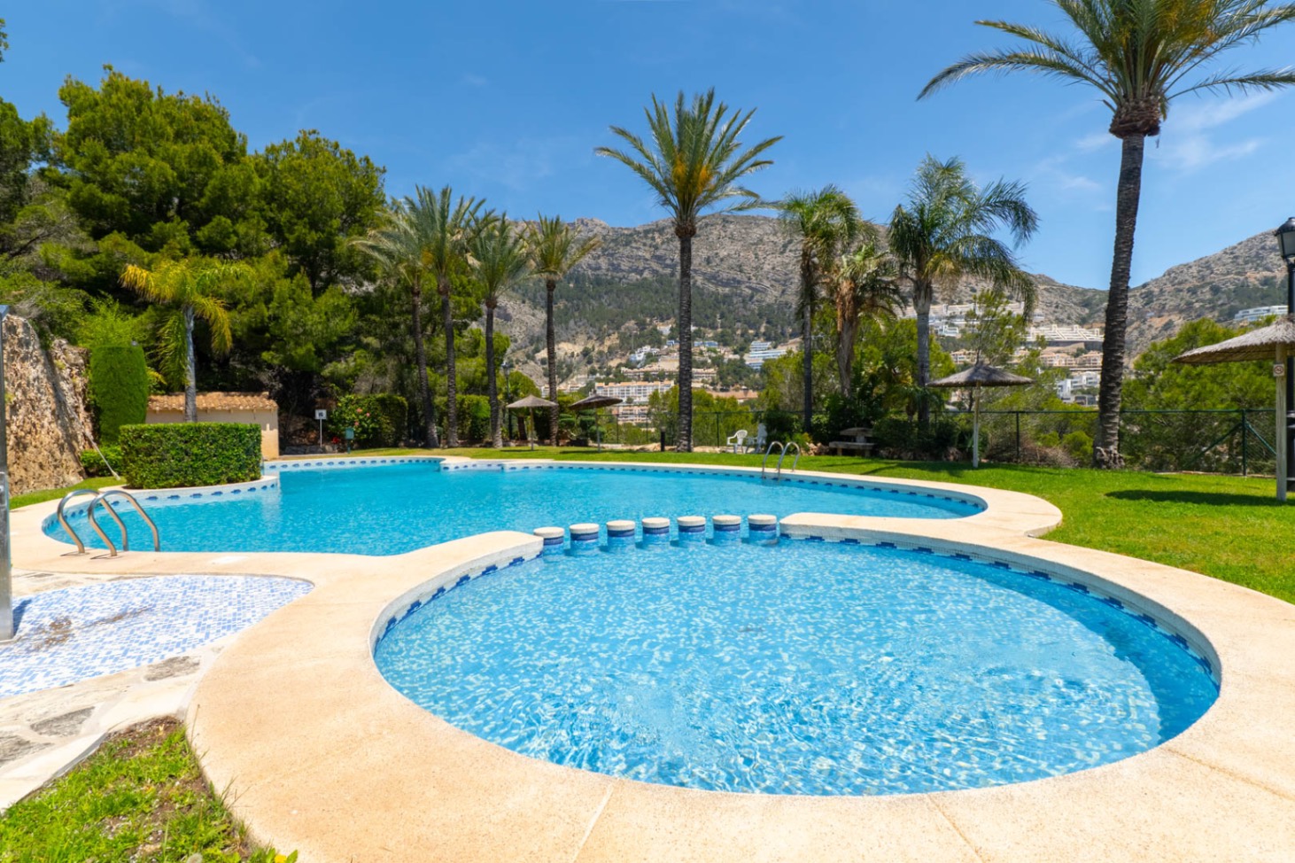 Una impressionant casa adossada de 2 habitacions amb vistes panoràmiques al mar impresionants en venda a Altea Hills.