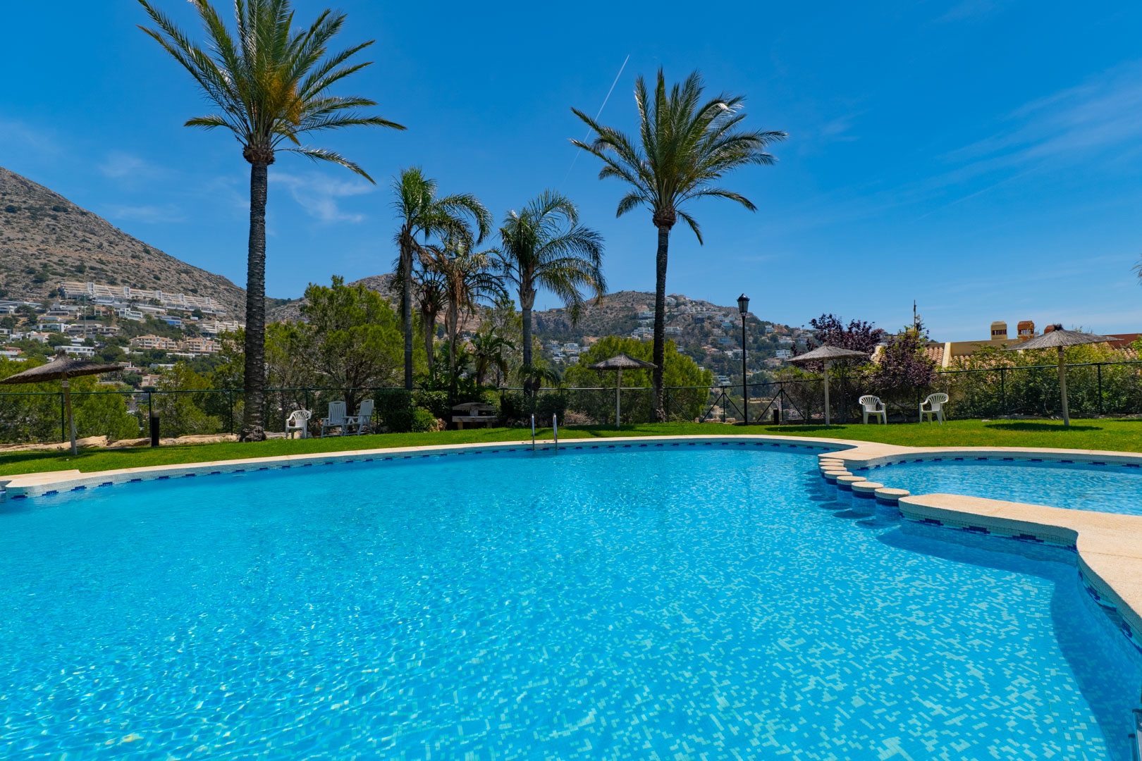 Una impressionant casa adossada de 2 habitacions amb vistes panoràmiques al mar impresionants en venda a Altea Hills.
