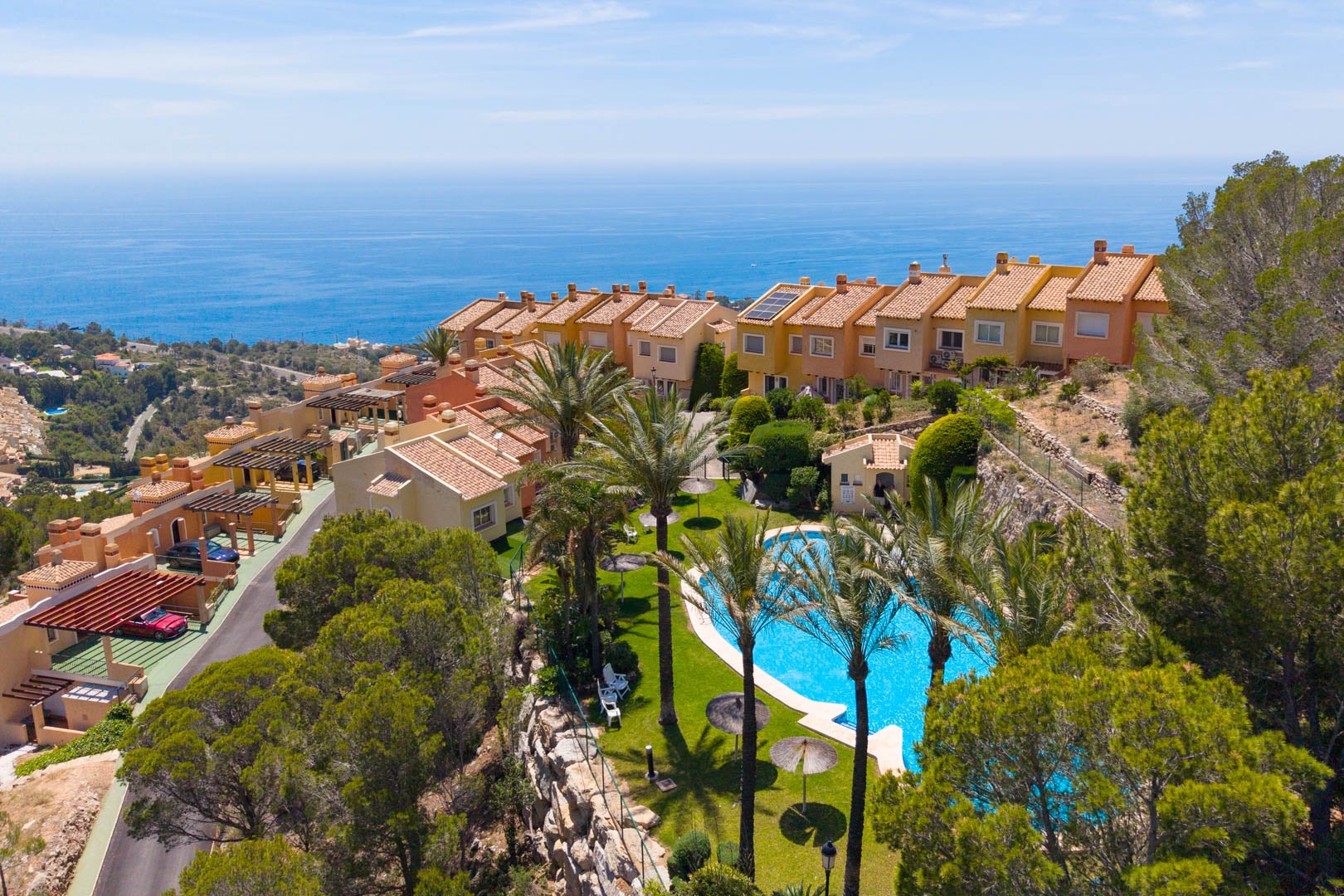 Una impressionant casa adossada de 2 habitacions amb vistes panoràmiques al mar impresionants en venda a Altea Hills.