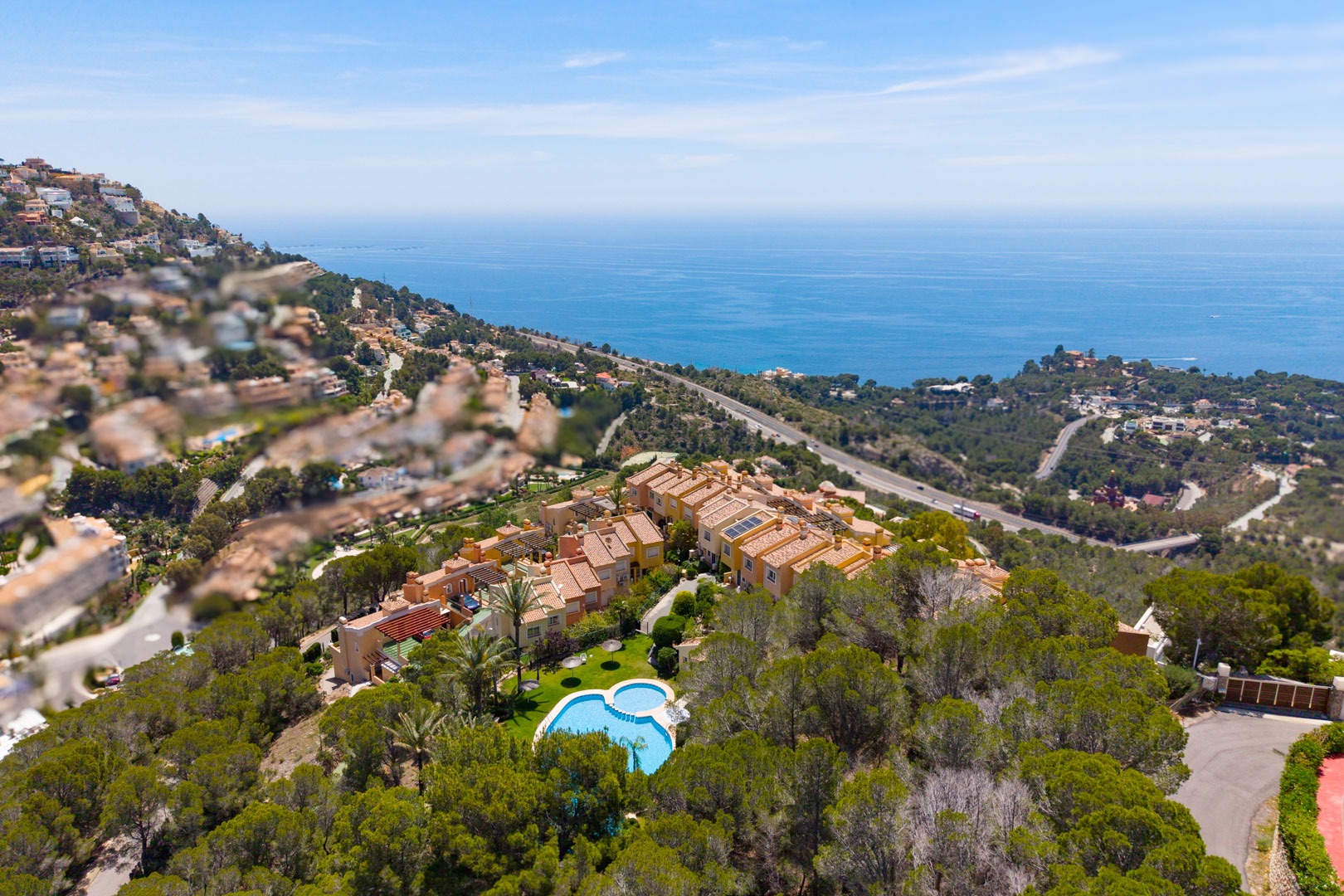 Una impressionant casa adossada de 2 habitacions amb vistes panoràmiques al mar impresionants en venda a Altea Hills.