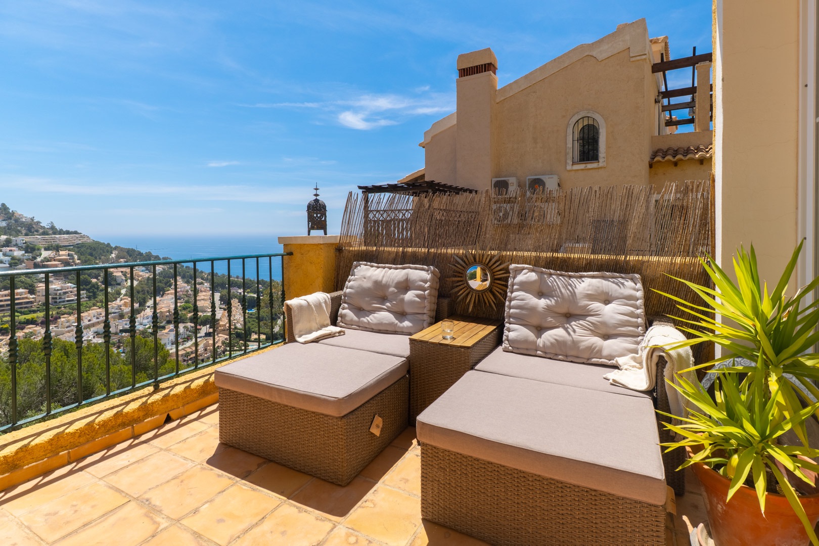 Una impressionant casa adossada de 2 habitacions amb vistes panoràmiques al mar impresionants en venda a Altea Hills.