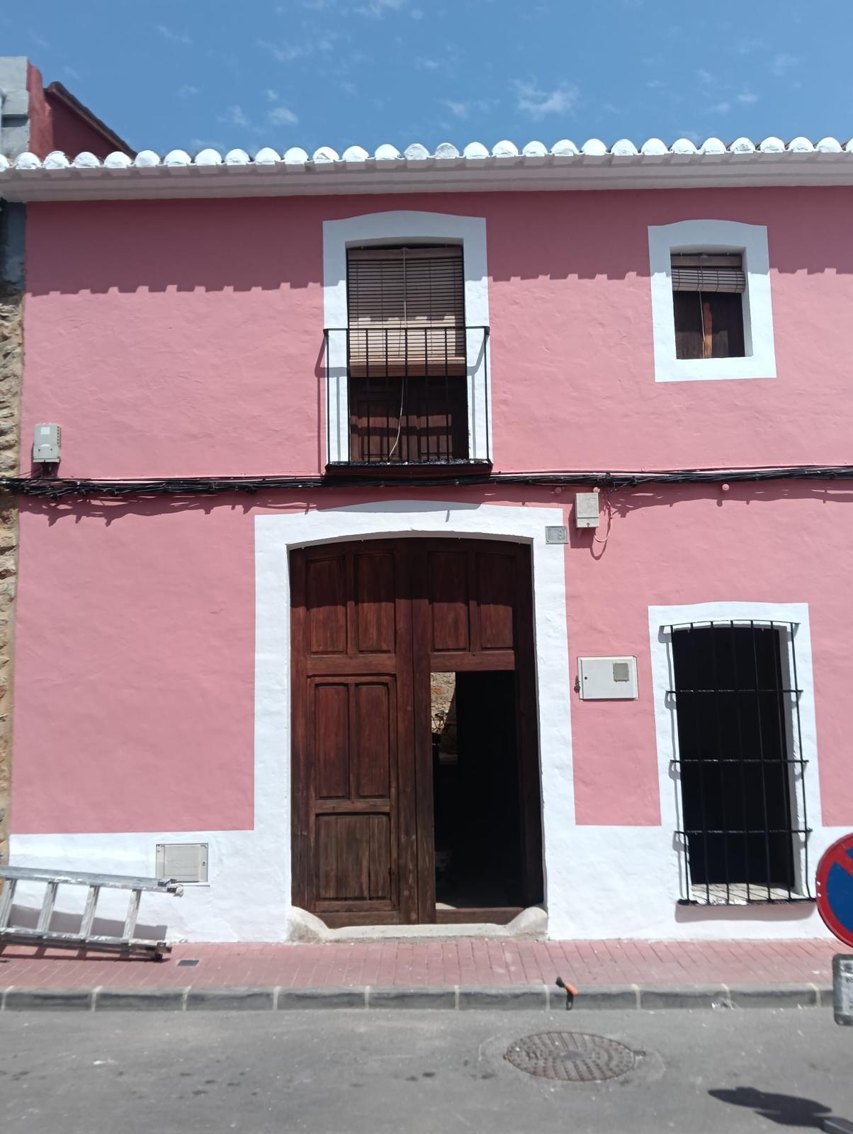 Casa adosada única en venta con licencia de construcción y permiso de planificación completos