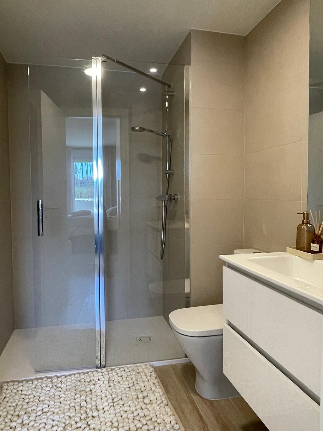 Apartamento moderno de nueva construcción en planta baja de 2 habitaciones a pocos pasos del puerto de Javea.