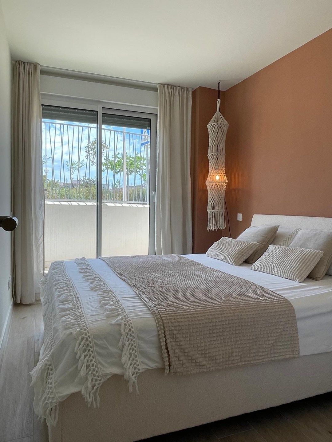Apartamento moderno de nueva construcción en planta baja de 2 habitaciones a pocos pasos del puerto de Javea.