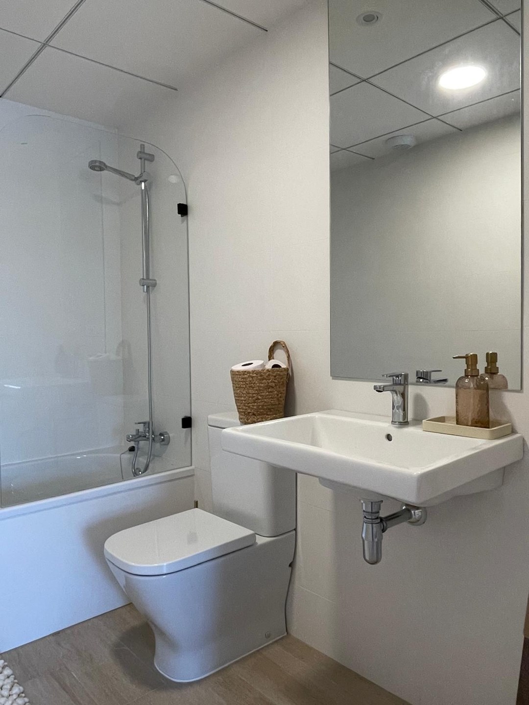 Apartamento moderno de nueva construcción en planta baja de 2 habitaciones a pocos pasos del puerto de Javea.