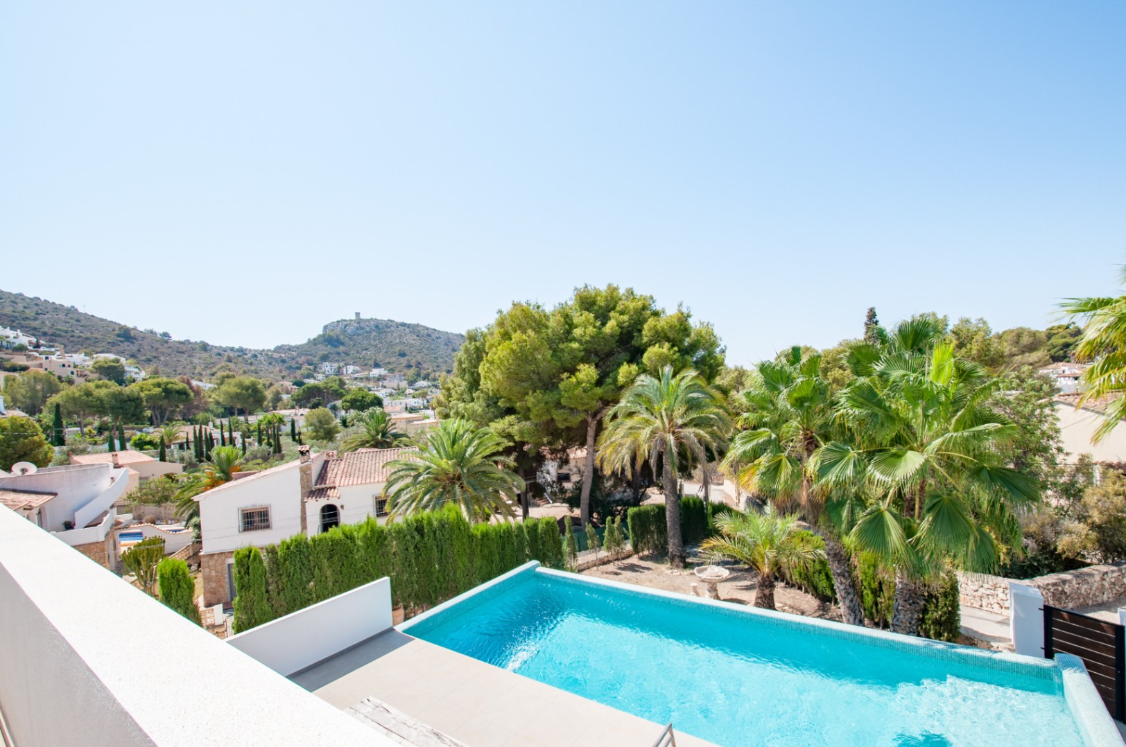 Willa w stylu ibizańskim z 4 sypialniami na sprzedaż w Moraira, obok plaży El Portet.