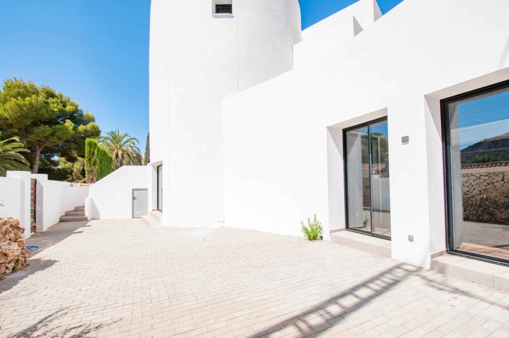 Willa w stylu ibizańskim z 4 sypialniami na sprzedaż w Moraira, obok plaży El Portet.