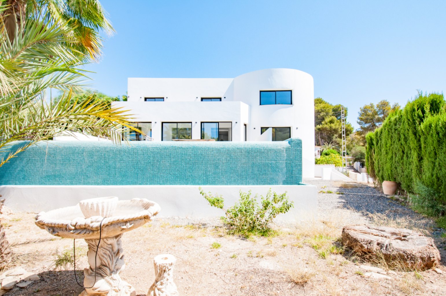 Willa w stylu ibizańskim z 4 sypialniami na sprzedaż w Moraira, obok plaży El Portet.