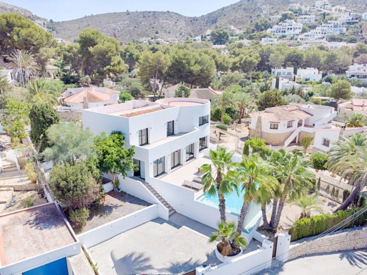 Willa w stylu ibizańskim z 4 sypialniami na sprzedaż w Moraira, obok plaży El Portet.