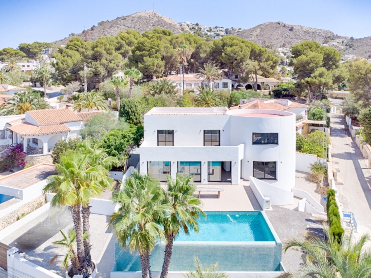 Willa w stylu ibizańskim z 4 sypialniami na sprzedaż w Moraira, obok plaży El Portet.
