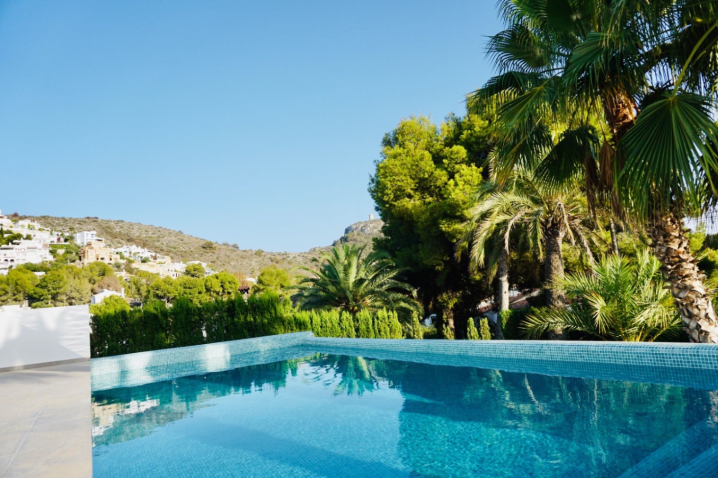 Willa w stylu ibizańskim z 4 sypialniami na sprzedaż w Moraira, obok plaży El Portet.