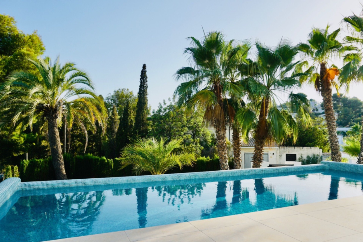Willa w stylu ibizańskim z 4 sypialniami na sprzedaż w Moraira, obok plaży El Portet.