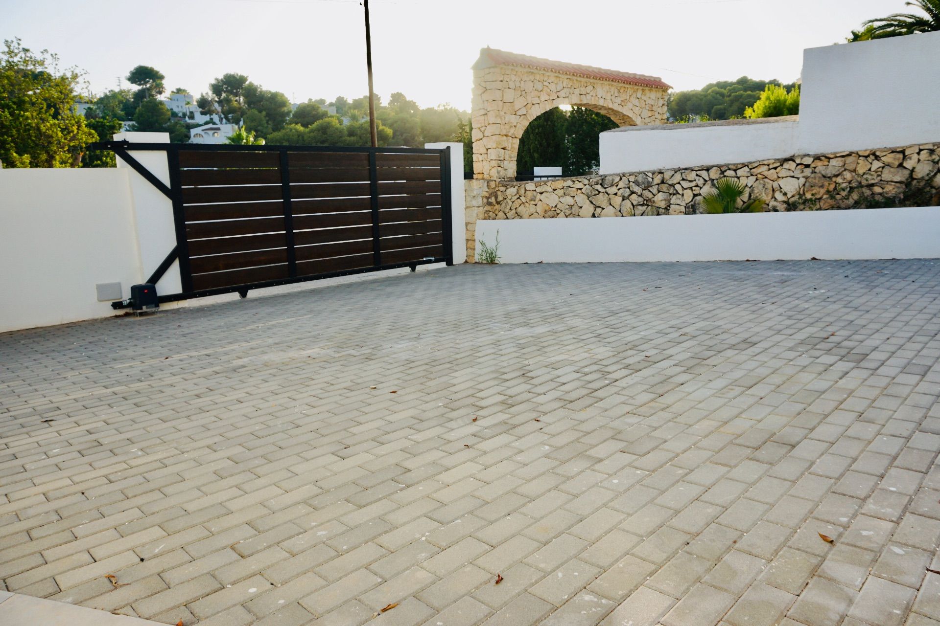 Willa w stylu ibizańskim z 4 sypialniami na sprzedaż w Moraira, obok plaży El Portet.