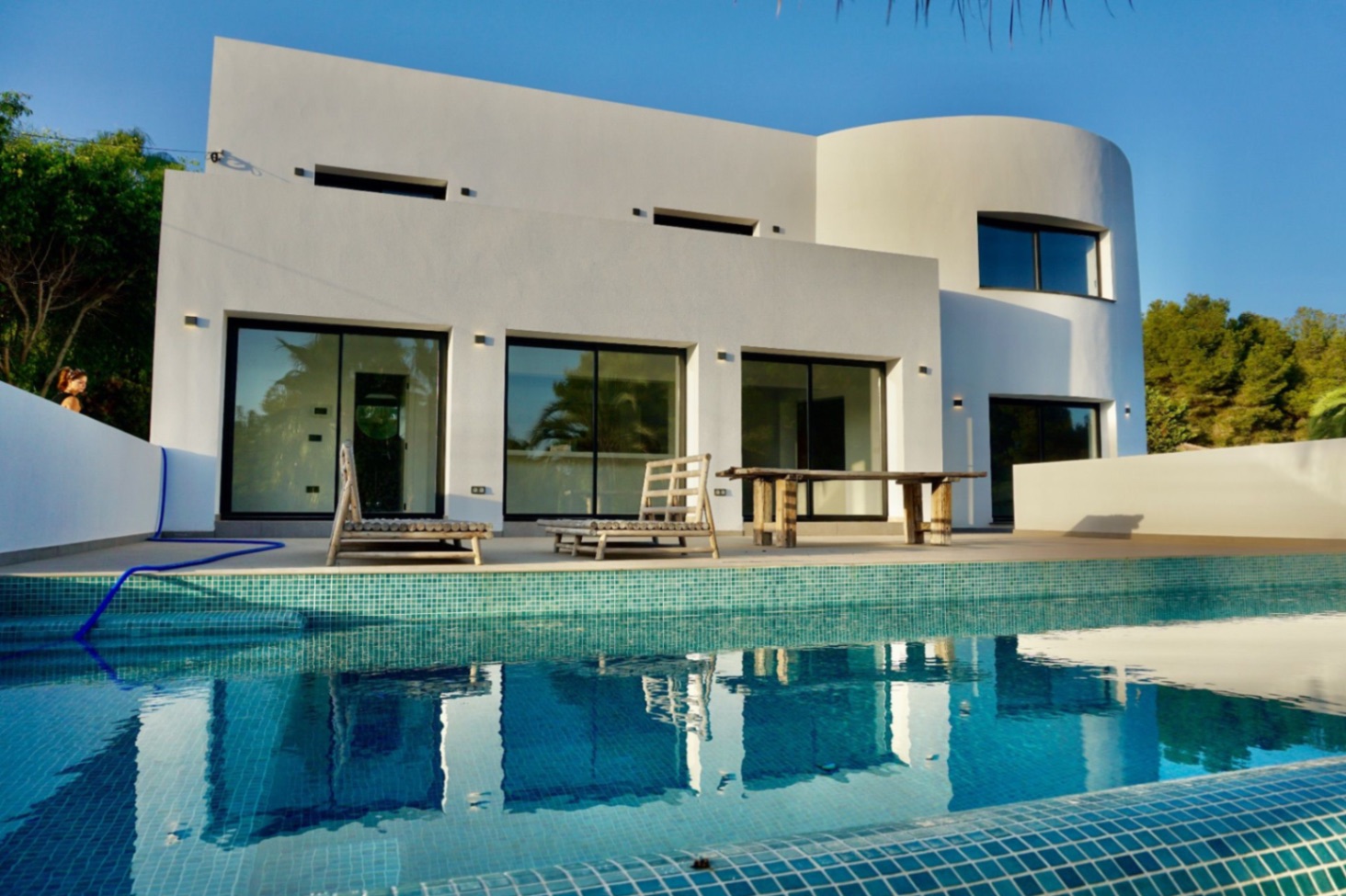 Willa w stylu ibizańskim z 4 sypialniami na sprzedaż w Moraira, obok plaży El Portet.