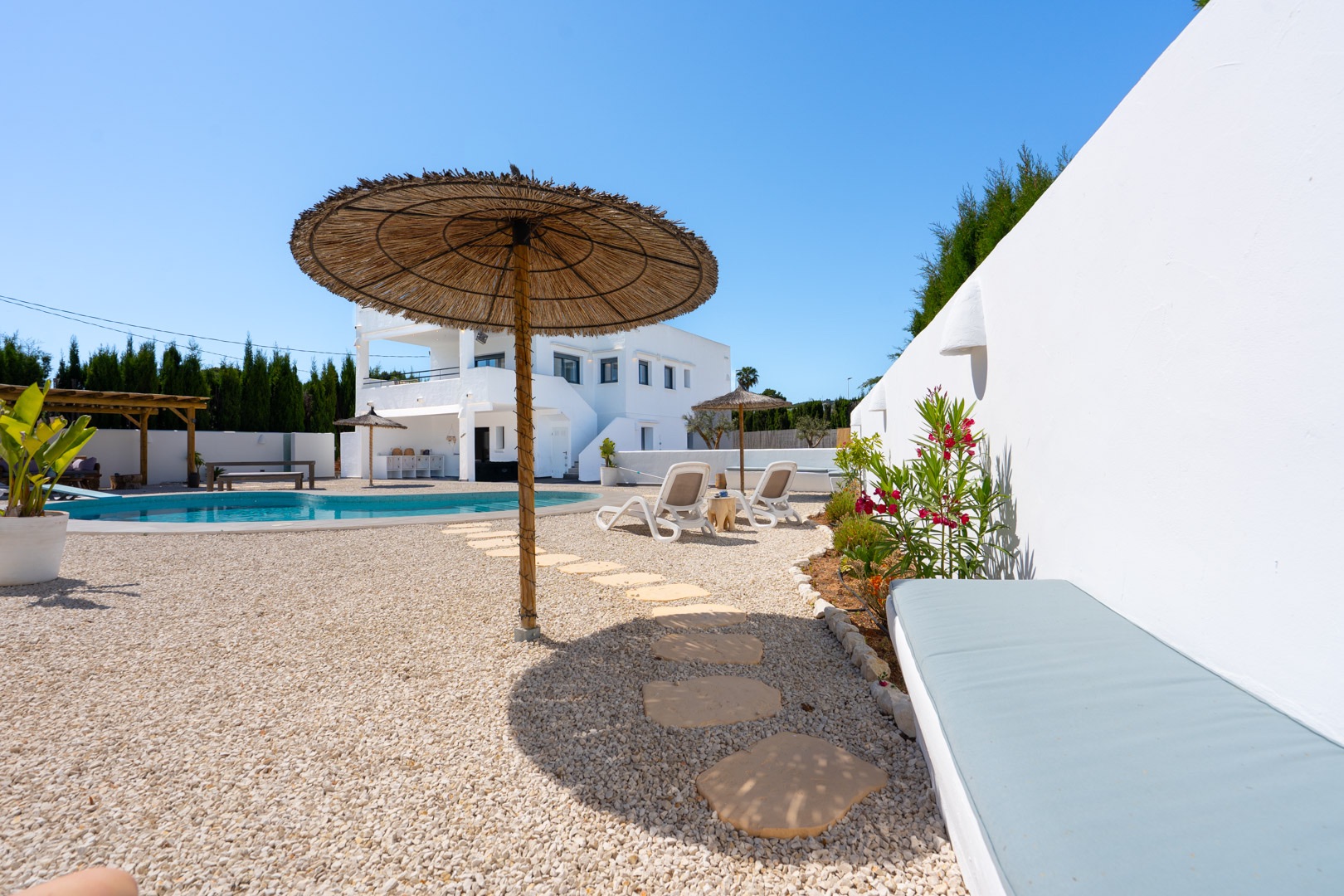 Ibicenco-stijl 6-slaapkamer villa te koop in Javea, dicht bij Arenal