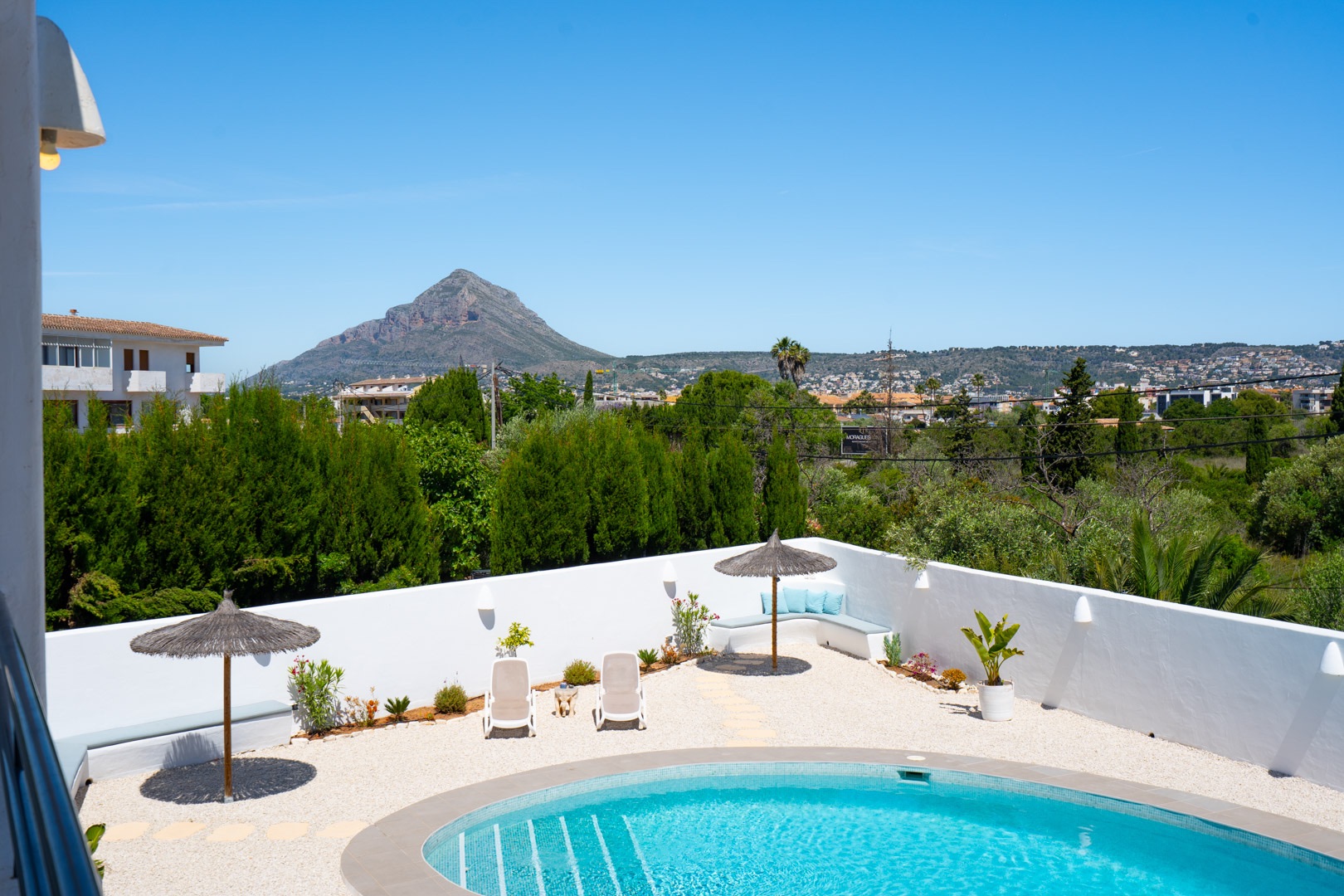 Ibicenco-stijl 6-slaapkamer villa te koop in Javea, dicht bij Arenal
