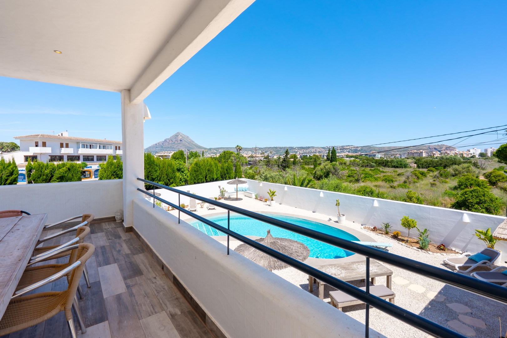 Ibicenco-stijl 6-slaapkamer villa te koop in Javea, dicht bij Arenal