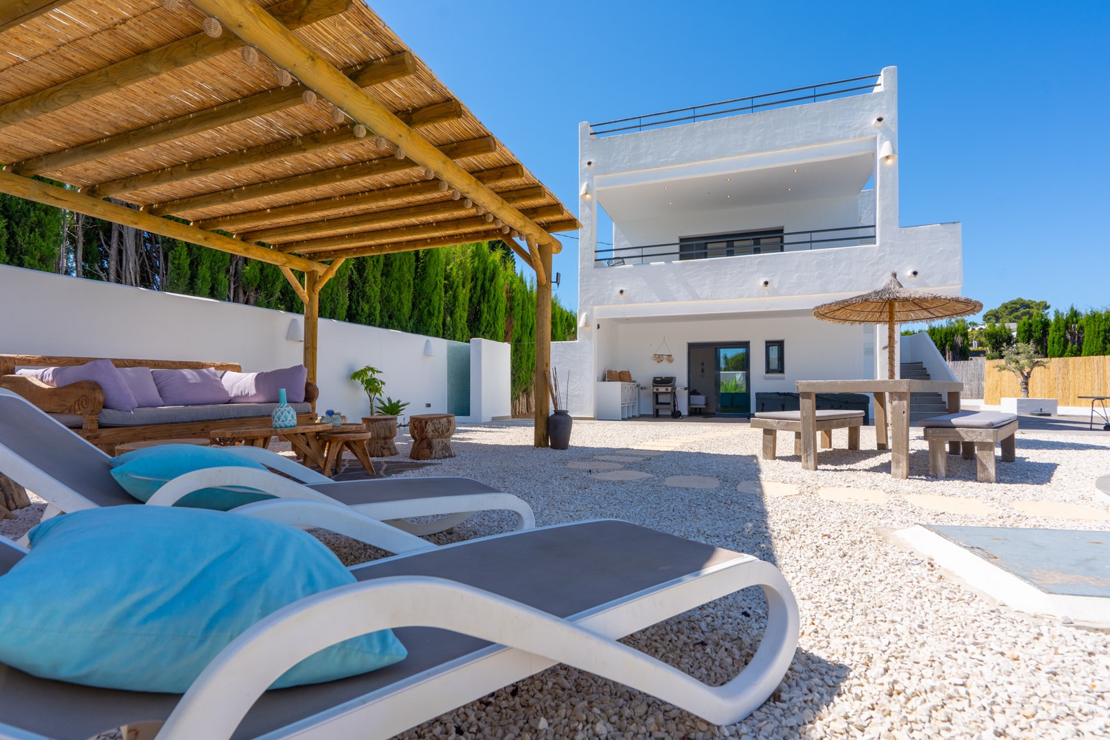 Ibicenco-stijl 6-slaapkamer villa te koop in Javea, dicht bij Arenal
