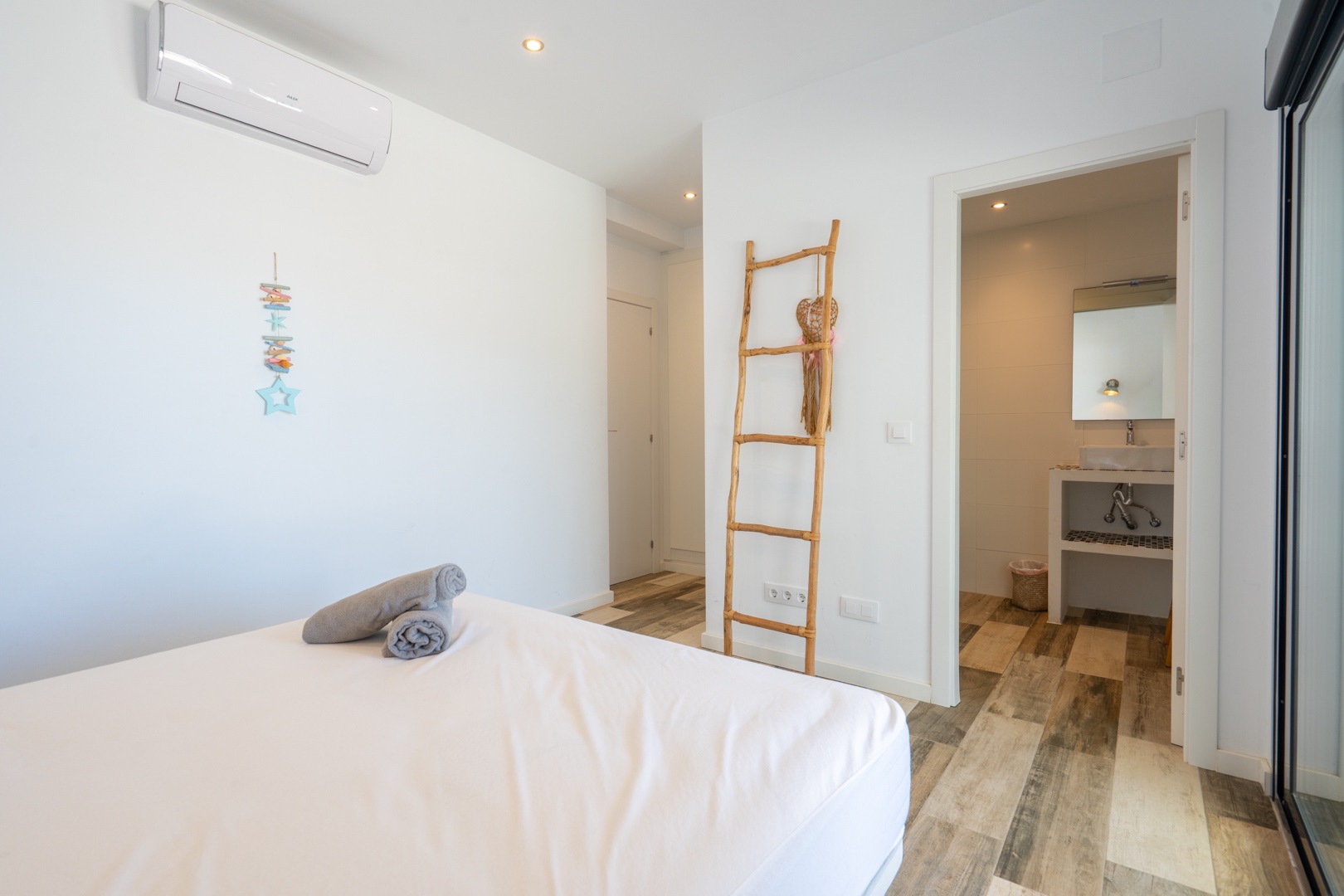 Ibicenco-stijl 6-slaapkamer villa te koop in Javea, dicht bij Arenal