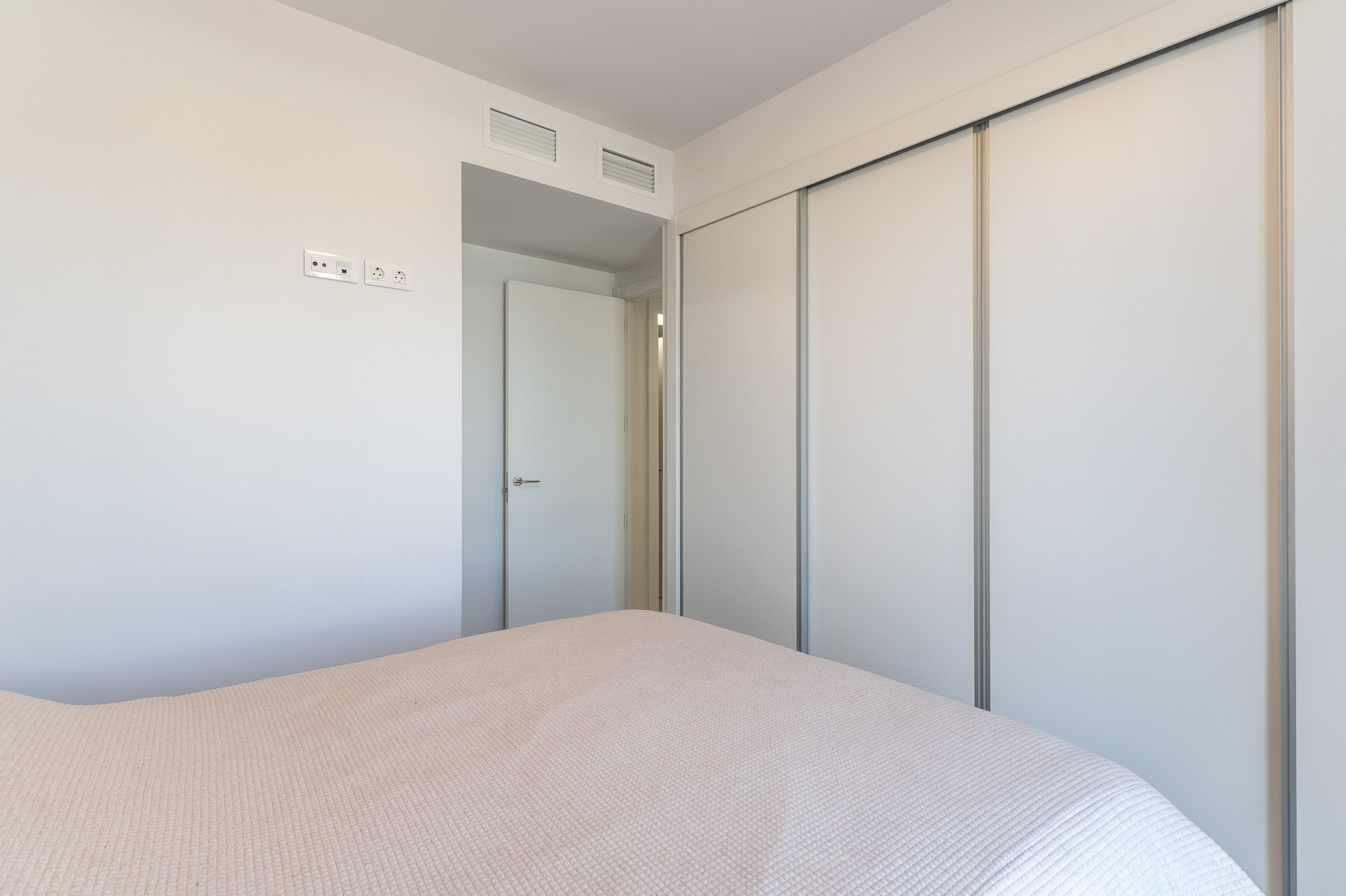 Neue 3-Zimmer-Wohnung zu verkaufen in Denia, in der Nähe der Marina.