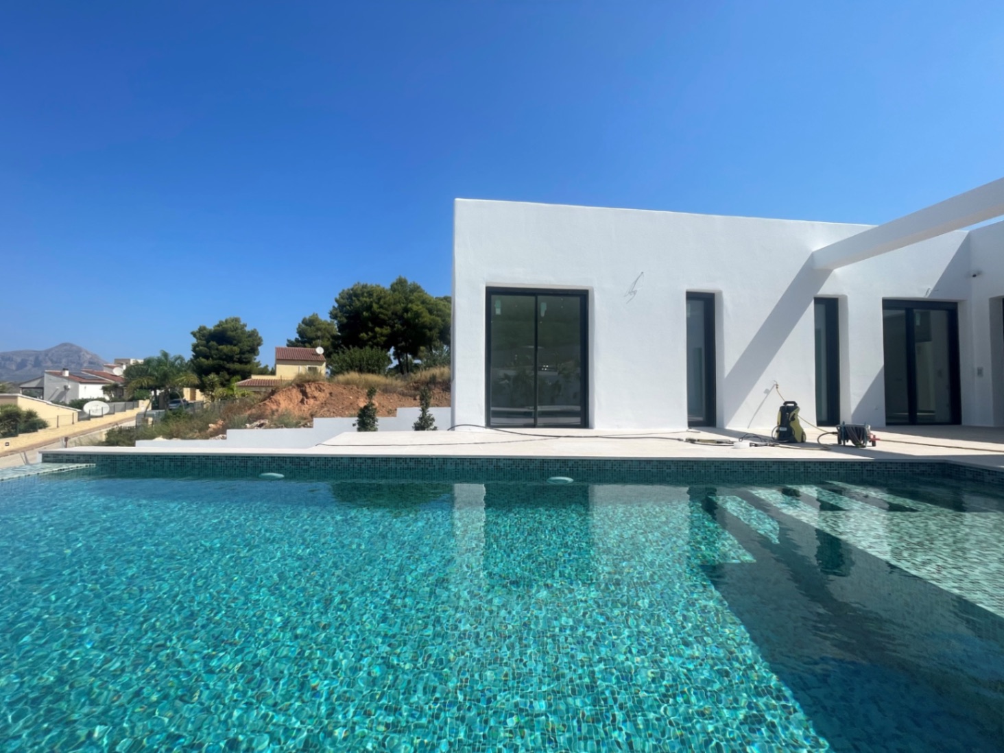 Villa de luxe avec 4 chambres et vues panoramiques à vendre à Javea