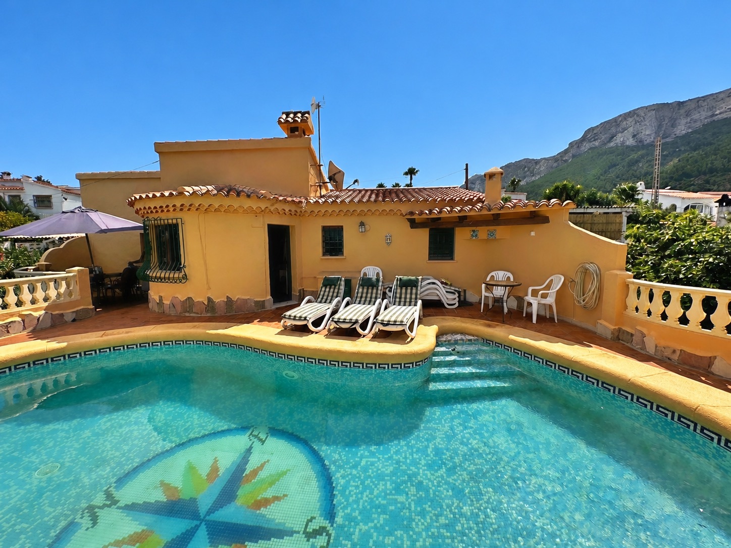 Villa tradicional de 3 dormitorios con vista al mar en venta en Denia la Pedrera.
