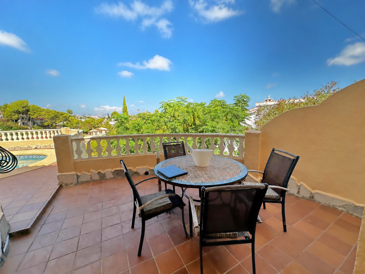 Villa tradicional de 3 dormitorios con vista al mar en venta en Denia la Pedrera.