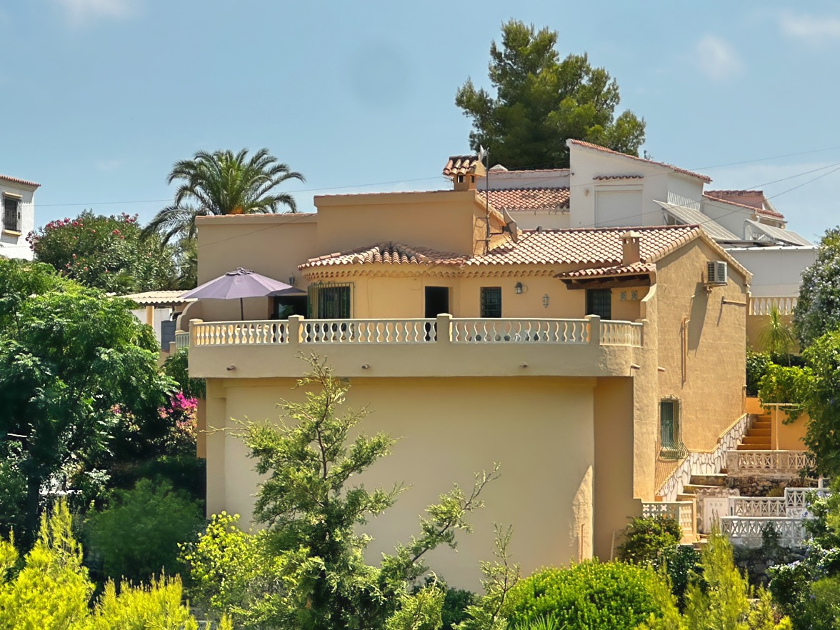 Villa tradicional de 3 dormitorios con vista al mar en venta en Denia la Pedrera.