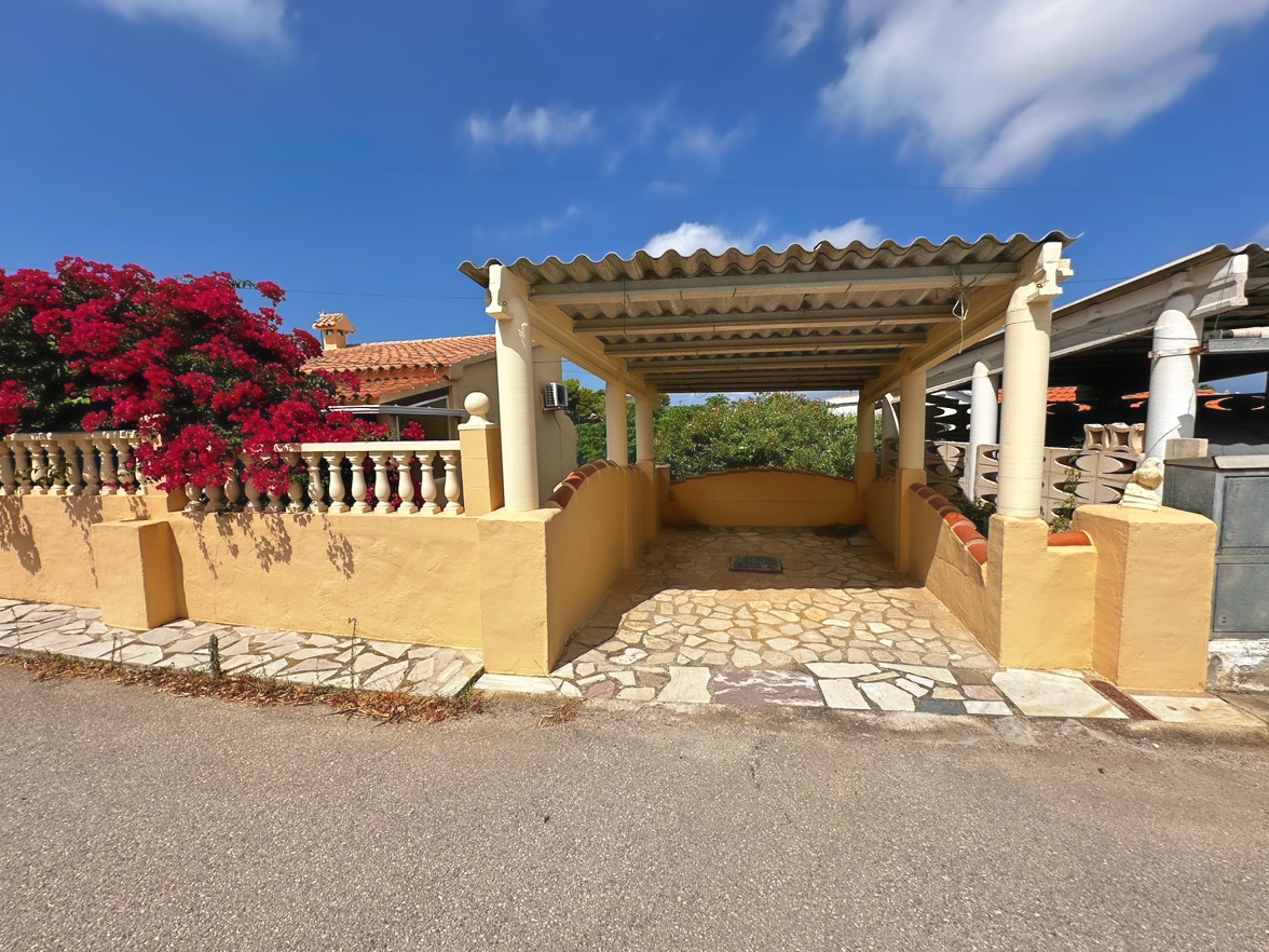Villa tradicional de 3 dormitorios con vista al mar en venta en Denia la Pedrera.