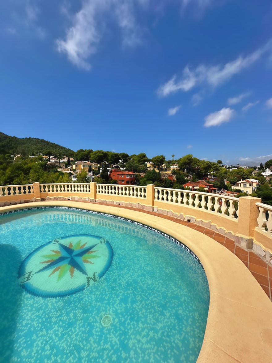 Villa tradicional de 3 dormitorios con vista al mar en venta en Denia la Pedrera.
