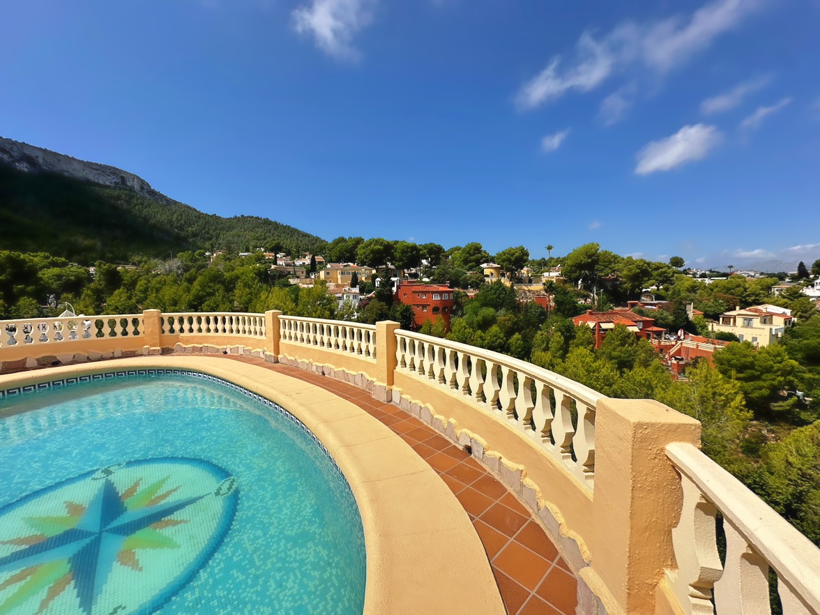 Villa tradicional de 3 dormitorios con vista al mar en venta en Denia la Pedrera.